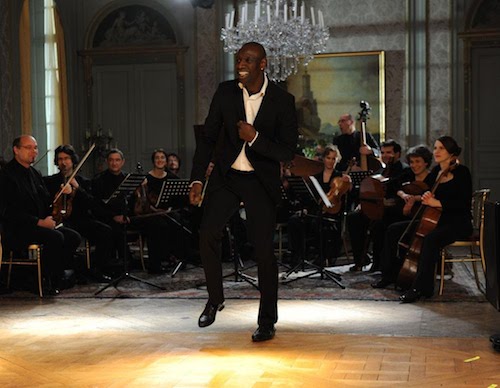 Arka planda çalan Bach’dan Vivaldi’ye, Chopin’den Schubert’e kadar nefis klasikler ve “This is England” (2006) filminin de müziklerini yapan Ludovico Einaudi’nin sırf bu film için yaptığı besteler bile ayrıca bir terapi olacak bu film sizin için... ama benim için en etkileyici müzik sahnesi kesinlikle budur J